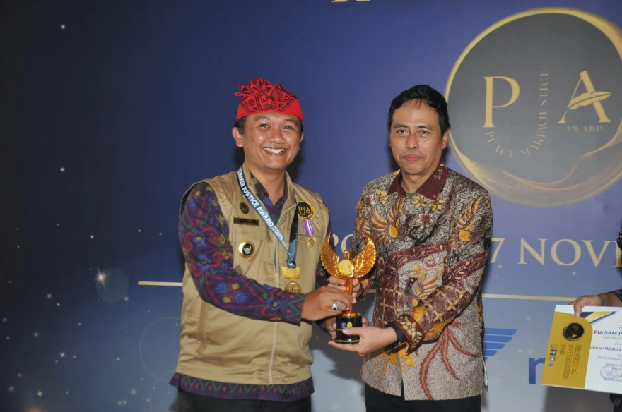 Perbekel Kukuh Kerambitan Terima Penghargaan Anubawa Sasana Jagadhita (ASJ) dari Kementerian Hukum
